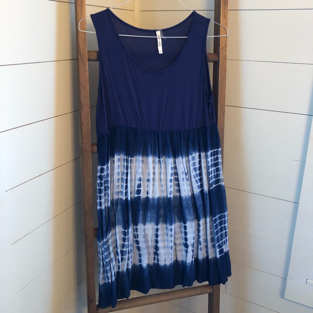 Blue and white sleeveless tie die dress